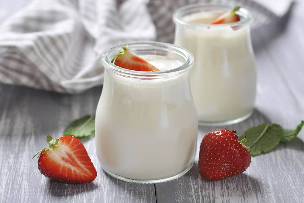 Sữa chua giàu protein và lactose một loại đường tự nhiên sẽ cung cấp cho bạn duy trì năng lượng cho cơ thể