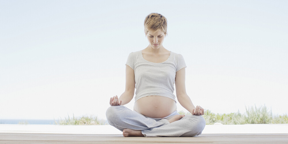 Yoga trước khi sinh vào tam cá nguyệt thứ ba (3 tháng cuối của thai kỳ): Duy trì việc tập luyện đều đạn và sử dụng dụng cụ hỗ trợ