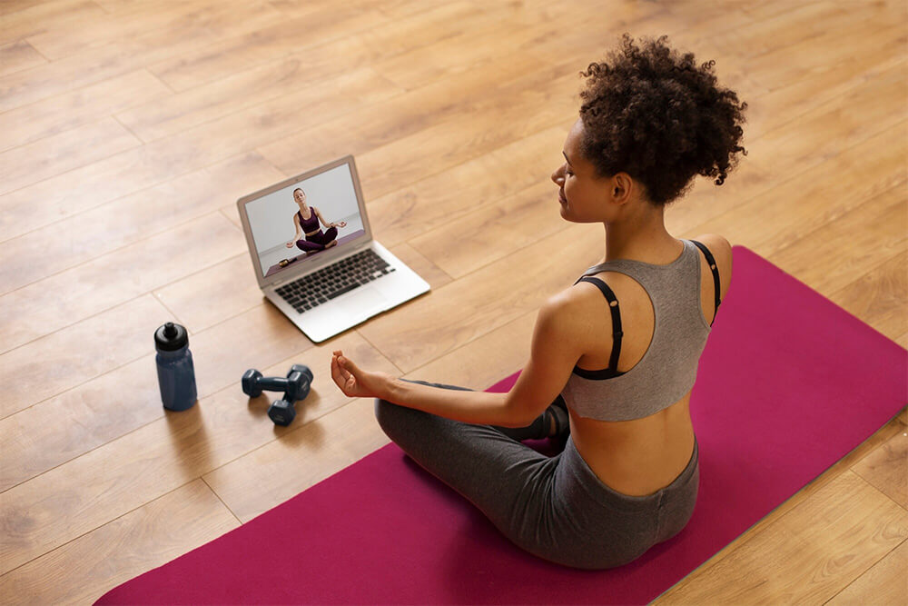 tập yoga online giúp tiếp cận với nhiều huấn luyện viên nổi tiếng+